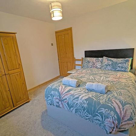 Double Room, Large Tv, With Great Transport Links Bolton Exterior photo