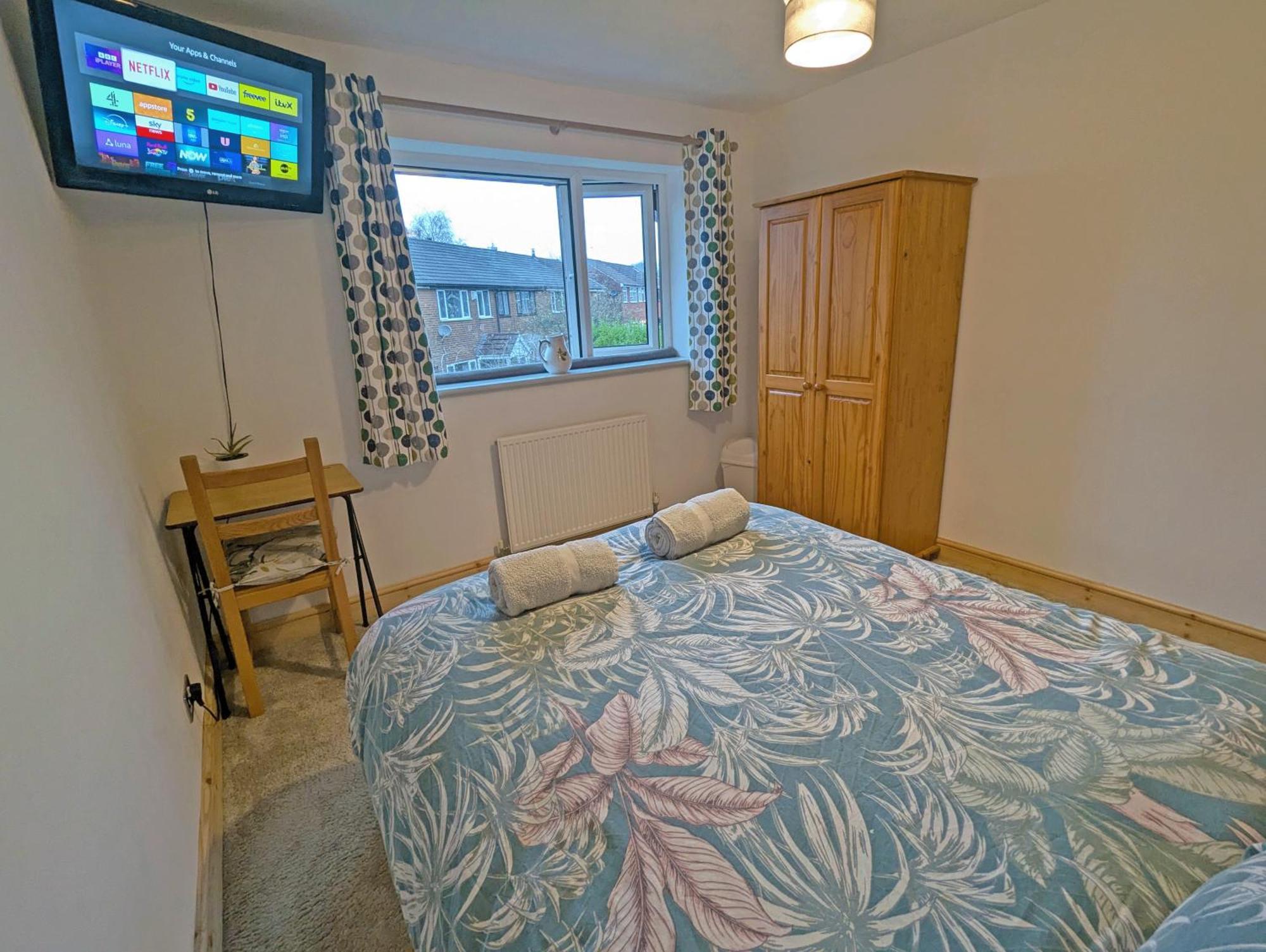 Double Room, Large Tv, With Great Transport Links Bolton Exterior photo