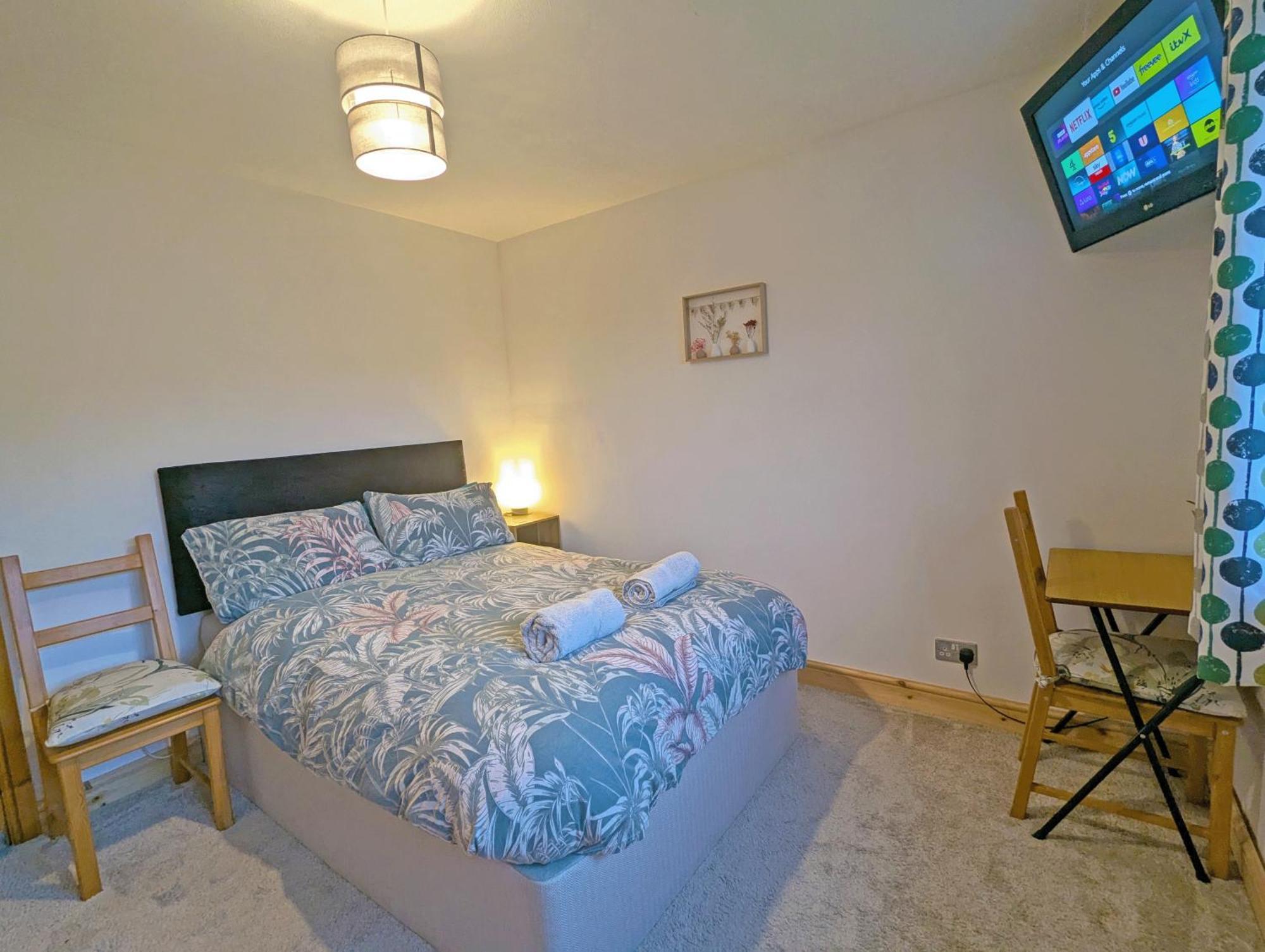 Double Room, Large Tv, With Great Transport Links Bolton Exterior photo