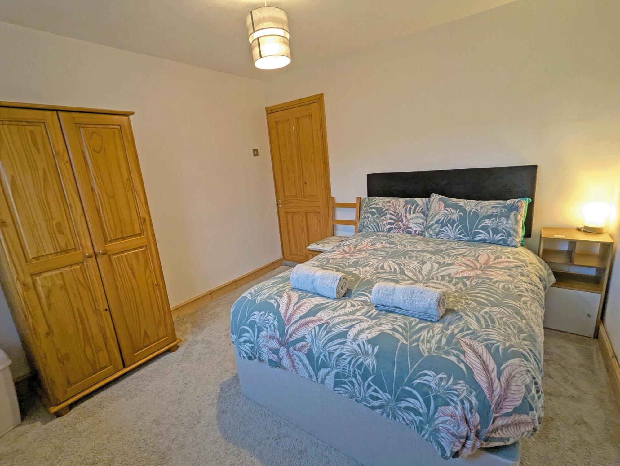 Double Room, Large Tv, With Great Transport Links Bolton Exterior photo